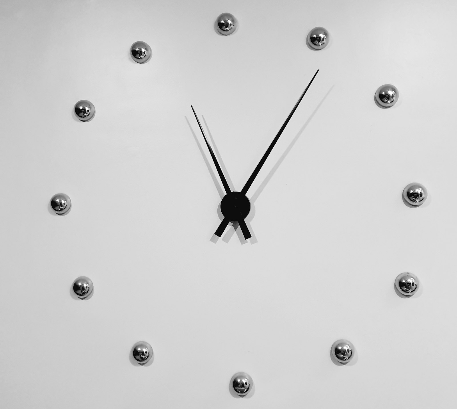 Analog clock showing the time